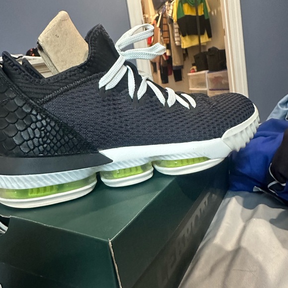 Lebron XVI Low size 11 - Picture 4 of 5